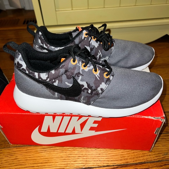 Kids Nike shoe New - Picture 1 of 3